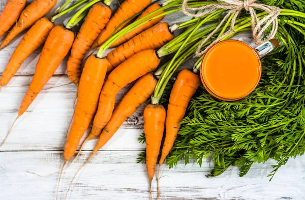 Vegetable smoothie from carrots in mason jar mug, healthy juice, overhead — Stock Photo, Image