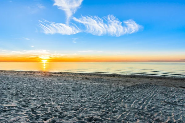 Beau coucher de soleil, fond d'écran de plage, paysage d'été sur la mer, Pologne — Photo