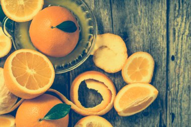 Sıkılmış portakal suyu ve taze portakal meyveler, düz yatıyordu, yukarıdan