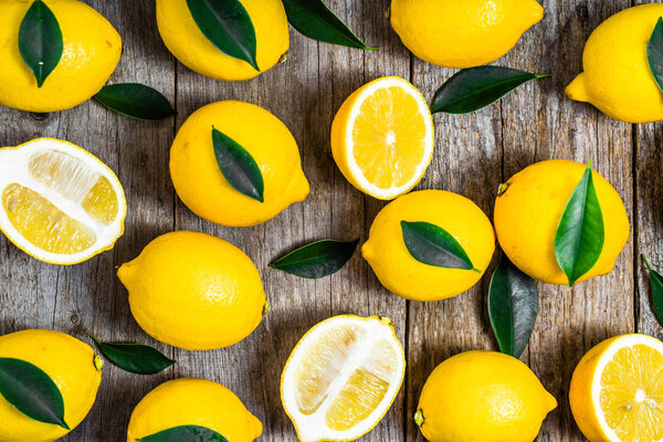 Свежие лимоны на рыночном столе, плоский слой, накладные расходы
