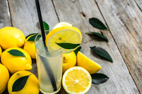 Свіжовичавлений лимонний сік з водою, цитрусовий напій у склянці — стокове фото