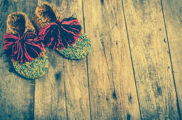 Warme kleding voor een baby, laarzen van wol, wollen kleding voor de winter — Stockfoto