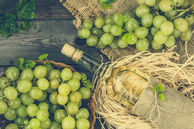 Yeşil üzüm gelen beyaz şarap şişesi. Ev yapımı şarap yaşında tahta kiler, Tepegöz, kopya alanı