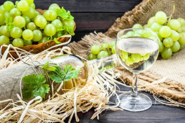 Beyaz şarap şişe ve bardak Yeşil üzüm şarabı. Ahşap kiler mevsimlik ev yapımı şarap.