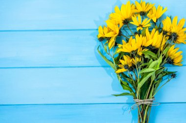 Bahar çiçekleri rustik buket ahşap arka plan üzerinde