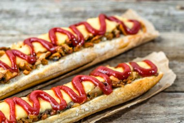 Hızlı gıda vejetaryen maddeler ile ev yapımı vejetaryen sandviç peynir ve mantar, açık ile karşı karşıya