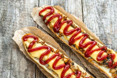 Fırın, lokanta yakın görünümünde de ev yapımı sandviç, baget mantar ve peynir pişmiş