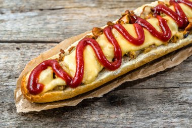 Hızlı gıda vejetaryen maddeler ile ev yapımı vejetaryen sandviç peynir ve mantar, açık ile karşı karşıya