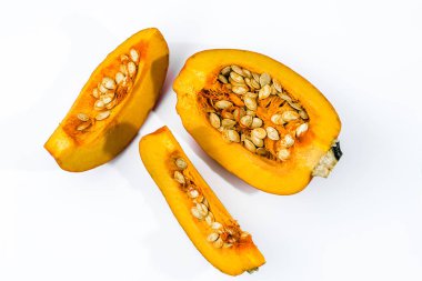 Beyaz bir arka plan üzerinde izole kabak dilimlenmiş, düz, ek yükü yatıyordu