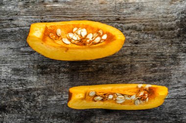 Yukarıdan, dilimleri ile tohum kabak düz lay ahşap arka plan üzerine dilimlenmiş