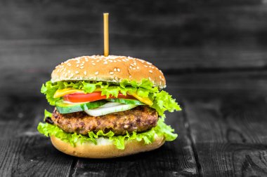 Sığır eti hamburger, hamburger ekmeği ızgara et ve sebze ile