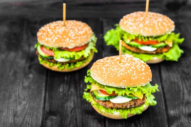 Sığır eti hamburger, hamburger ekmeği ızgara et ve sebze ile