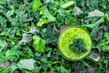 Yeşil sebze güler yüzlü bir cama yeşil yaprakları arka plan ek yükü