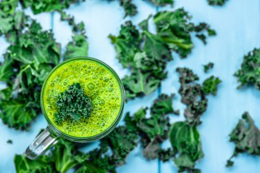 Yeşil sebze güler yüzlü, üstten görünüm, yakın çekim, ahşap masa üzerinde kavanozu