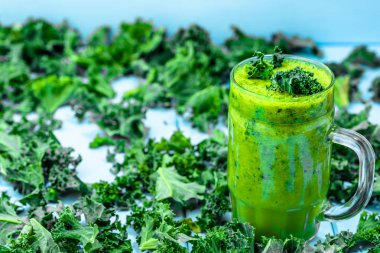 Kale, sebze ile yeşil smoothie yaprakları, ahşap arka plan üzerinde içki Detoks
