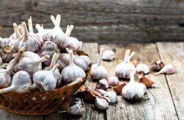 Taze sarımsak ampul sepet. Yerel grupta sebze Çiftçi Market.