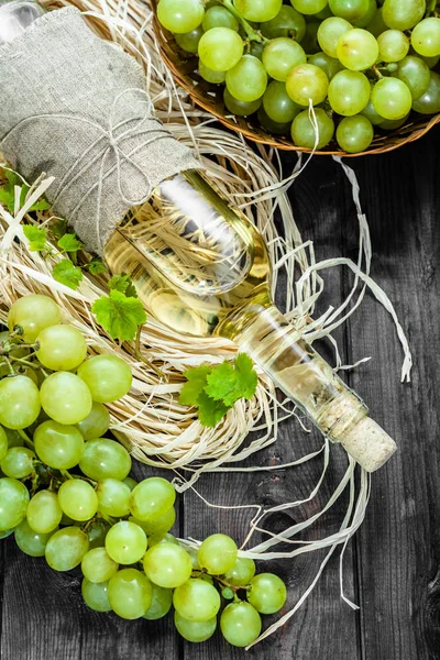 Garrafa de vinho branco de uva verde. Vinho caseiro em despensa de madeira envelhecida . — Fotografia de Stock