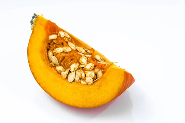 Rebanada de calabaza cruda aislada sobre fondo blanco — Foto de Stock