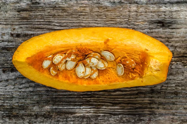 Corte rebanada de calabaza sobre fondo de madera, vista superior — Foto de Stock