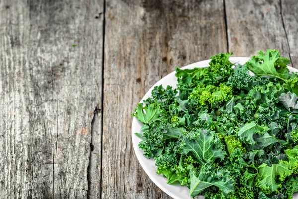 Grön grönkål, hälsosam grönsak chips från skivad blad, Vegetarisk matkoncept — Stockfoto