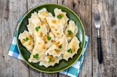 Plaka, üstten görünüm, kavram pişirme üzerinde kızarmış soğan ile ev yapımı köfte