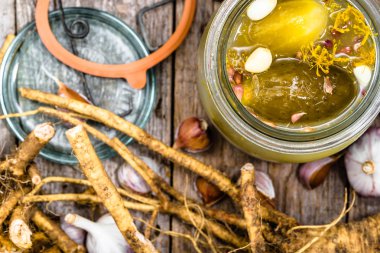 Kavanoz içinde ev yapımı koru. Sarımsak ve dereotu turşu. Korunmuş sebze, üstten görünüm