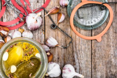 Ev yapımı turşu kavanozu, salatalık turşusu, sebze yukarıdan korur