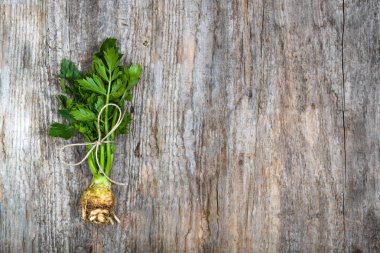 Rustik ahşap zemin, kopya alanı üzerine kereviz yaprakları ile yerel pazar sebze Üstten Görünüm