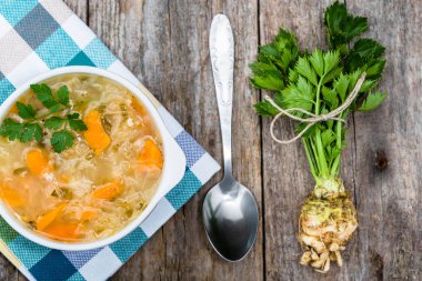 Düz bir kase sebze çorbası, ek yükü ahşap açayım