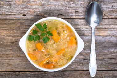 Lahana çorbası bir kapta, rustik masada Üstten Görünüm