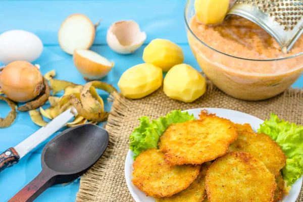 Картофельные блины, домашняя кухня рецепт, веганская концепция питания — стоковое фото