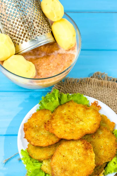 Bramborové placky, domácí vaření koncept vegetariánské jídlo připravuje — Stock fotografie