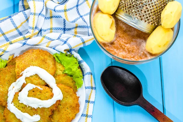 Čerstvé smažené bramborové placky se zakysanou smetanou, režijní, domácí vaření koncepce, vegetariánské kuchyni recept — Stock fotografie