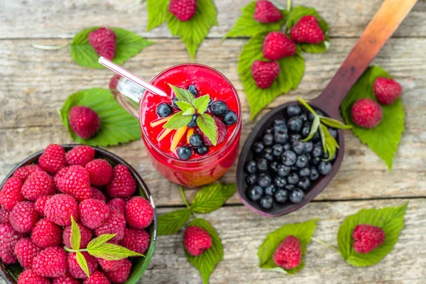 Cocktail de framboises dans un bocal en verre, boisson aux baies fraîches, smoothie aux fruits juteux, antioxydant naturel — Photo
