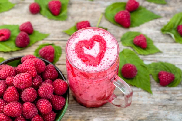 Smoothie mélangé, milkshake aux fruits frais de framboise dans un bocal en verre, frais généraux — Photo