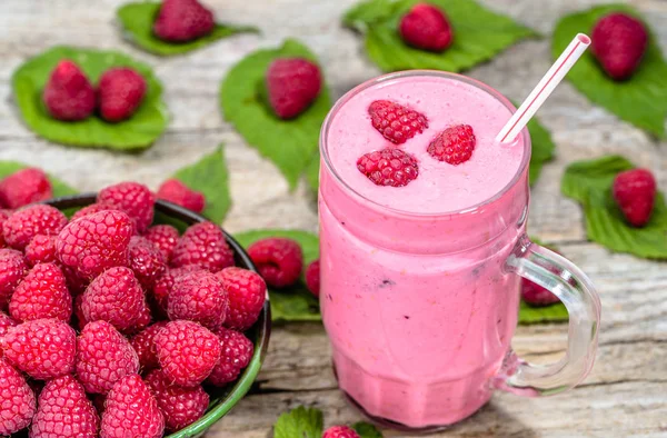 Gesunder Joghurt-Cocktail mit Beeren, fruchtigem Smoothie, Himbeer-Dessertkonzept — Stockfoto