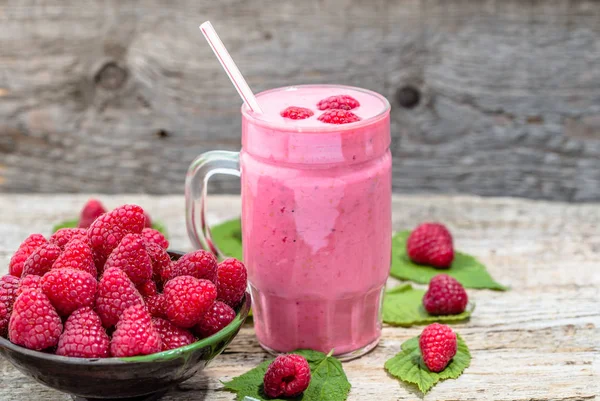 Smoothie-Joghurt mit Himbeeren, Fruchtdessert, veganes Ernährungskonzept — Stockfoto