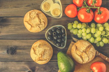 Sağlıklı kahvaltı malzemeler, vejetaryen yemek, meyve ve sebze, düz yukarıdan yatıyordu