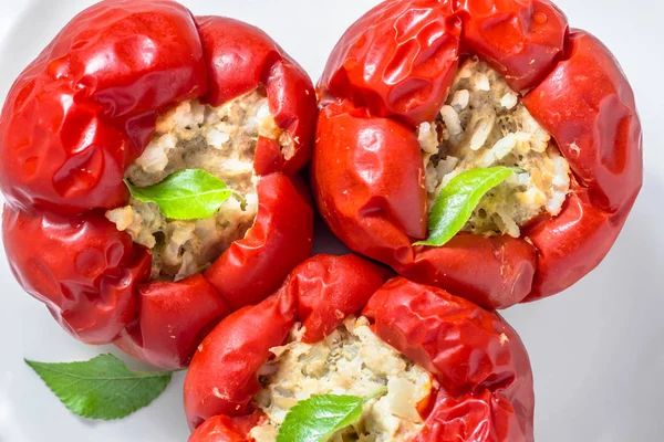 Läckra bakad paprika fylld med kött och ris, matlagning recept — Stockfoto