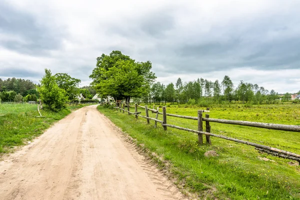 Campo verde e estrada rural, paisagem — Fotografia de Stock