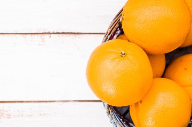 Sepeti ahşap arka plan üzerinde taze portakal