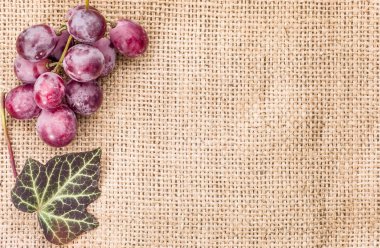 Kırmızı üzüm, rustik arka plan, sağlıklı beslenme kavramı üzerine