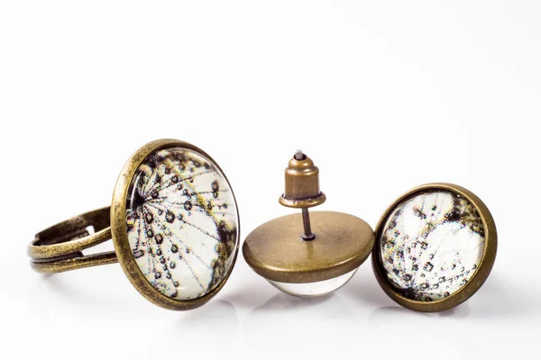Conjunto de jóias feito à mão com ouro antigo isolado no fundo branco — Fotografia de Stock