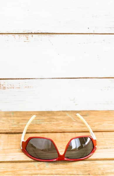 Zonnebril met onderstel rood, vintage stijl op houten achtergrond — Stockfoto