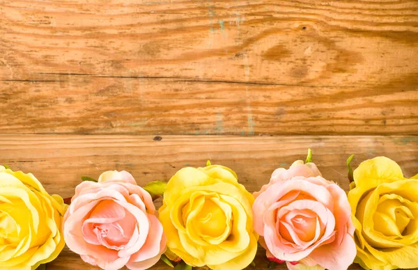 Ljusa rosor på trä bakgrund, blommor ram för valentine kort eller bröllopsinbjudan, mall — Stockfoto