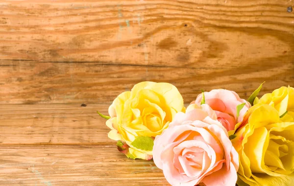 Ljusa rosor på trä bakgrund, RAM-kort för alla hjärtans dag — Stockfoto