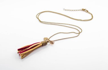 Beyaz arka plan üzerinde şık boho takı izole kadın kolye