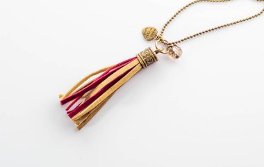 Beyaz arka plan üzerinde şık boho takı izole kadın kolye