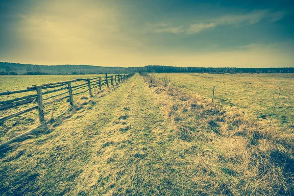 Campo rural, paisaje, paisaje rural con valla de madera — Foto de Stock