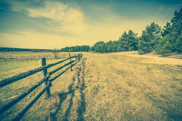 Campo rural, paisaje, paisaje rural con valla de madera — Foto de Stock